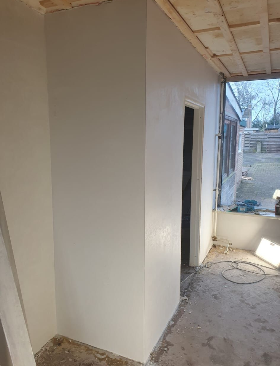 Binnenmuur met strak wit stucwerk