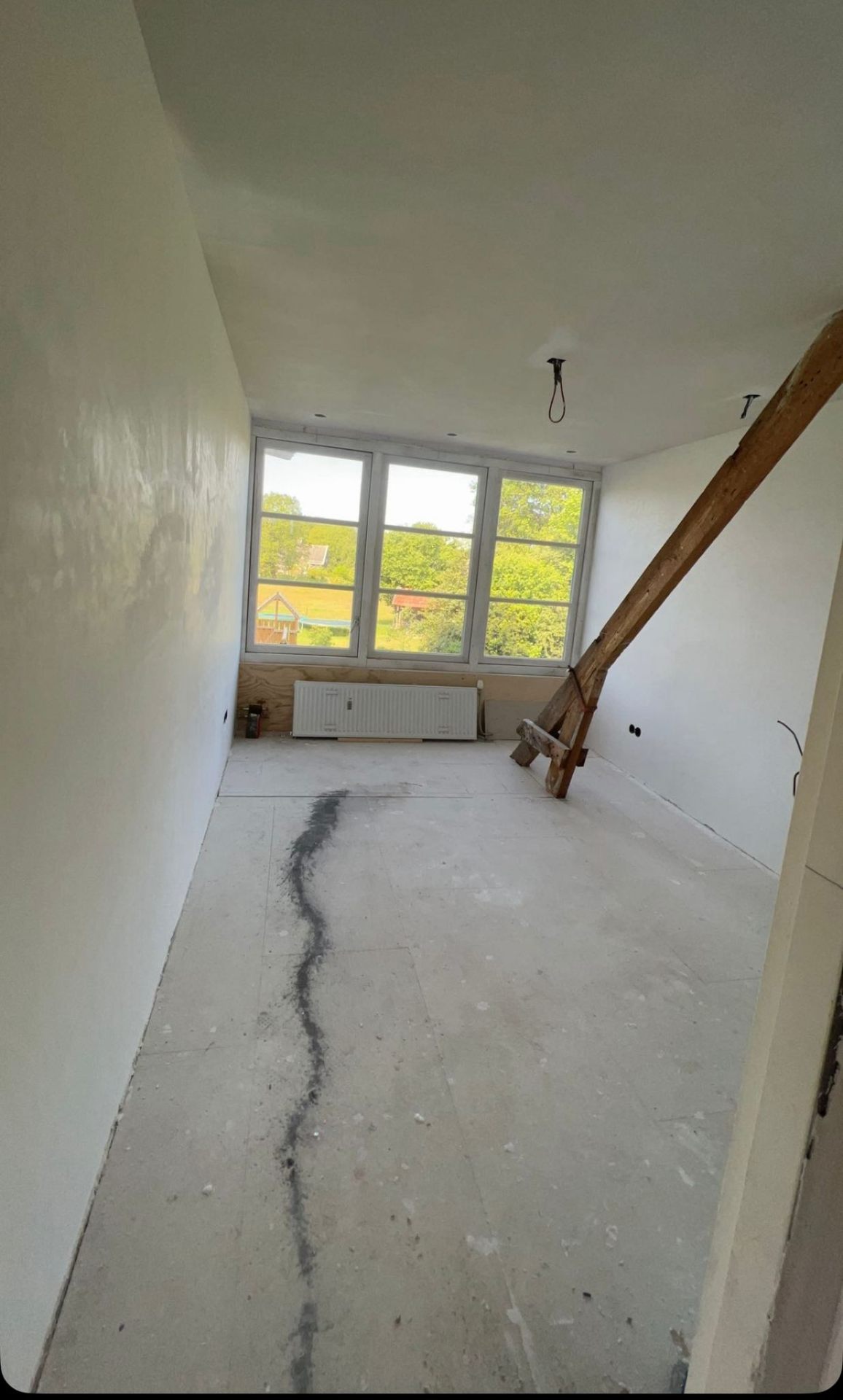 Slaapkamer met strak wit stucwerk